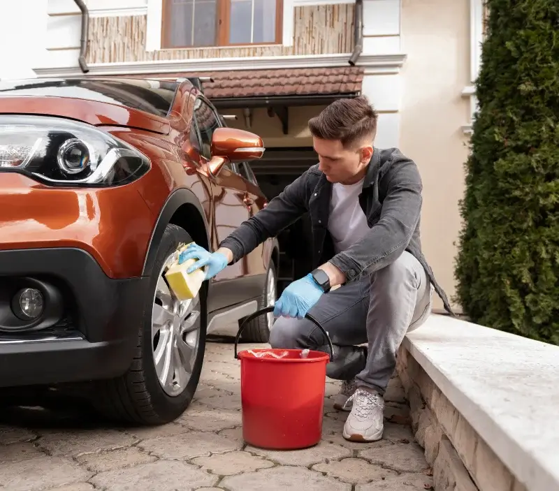 Lavage auto à domicile Messei : professionnel intervenant sur un véhicule